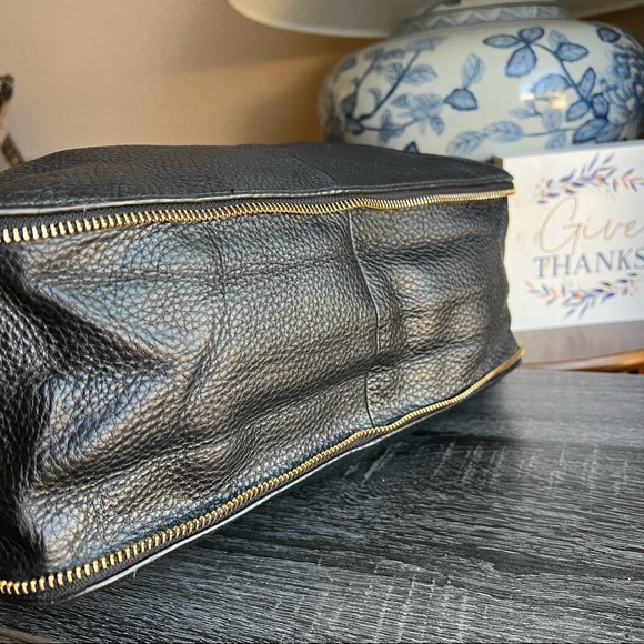 Tory Burch Expandable Black Leather Shoulder Bag! Excellent Condition! - Picture 8 of 13